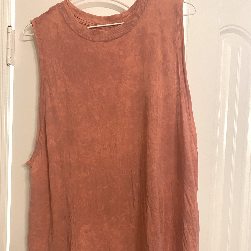 Lululemon medium tank. EUC. Raw hem detail.